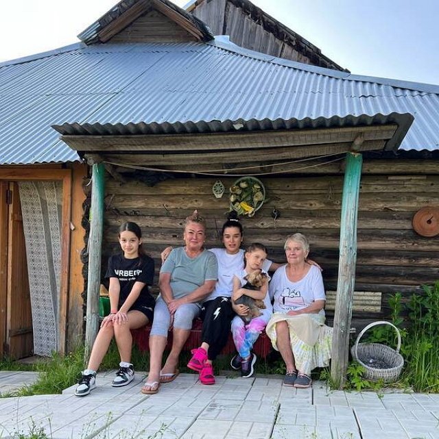 Ксения Бородина: Мама навещает бабушку каждый день