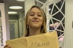 Алёна Ашмарина радуется подарку от старшей дочери
