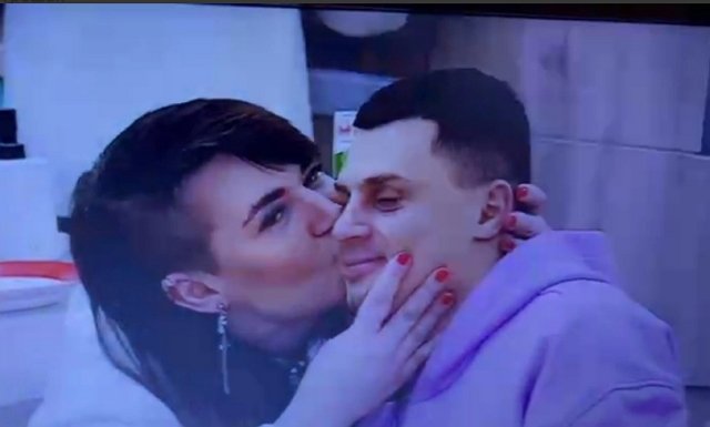 Александра Черно продолжает приставать к Ивану Барзикову