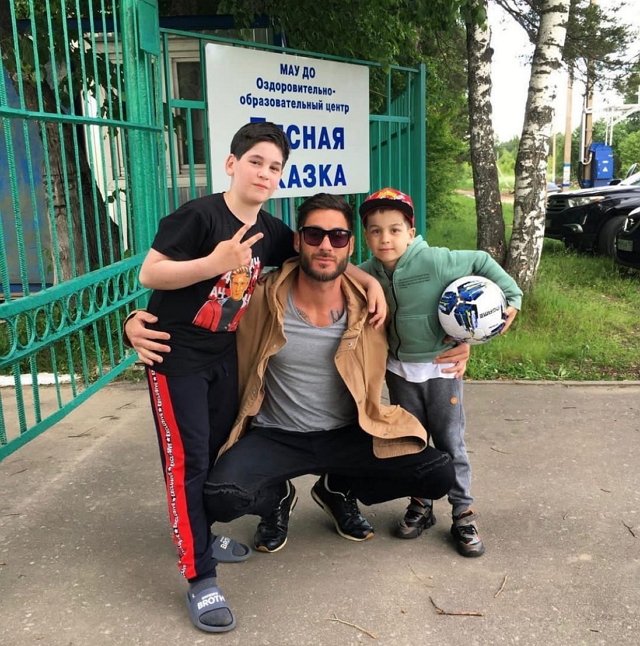 Фанаты Салибекова обеспокоены психическим здоровьем его старшего сына