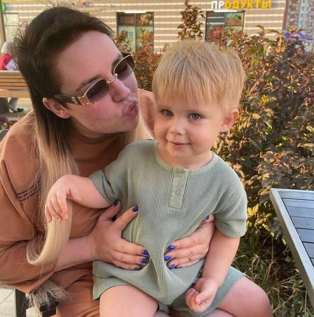 Хейтеры виновны в том, что Александра Черно гуляет с сыном по ночам