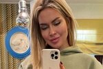 Марина Африкантова принимает цветы от тайного воздыхателя
