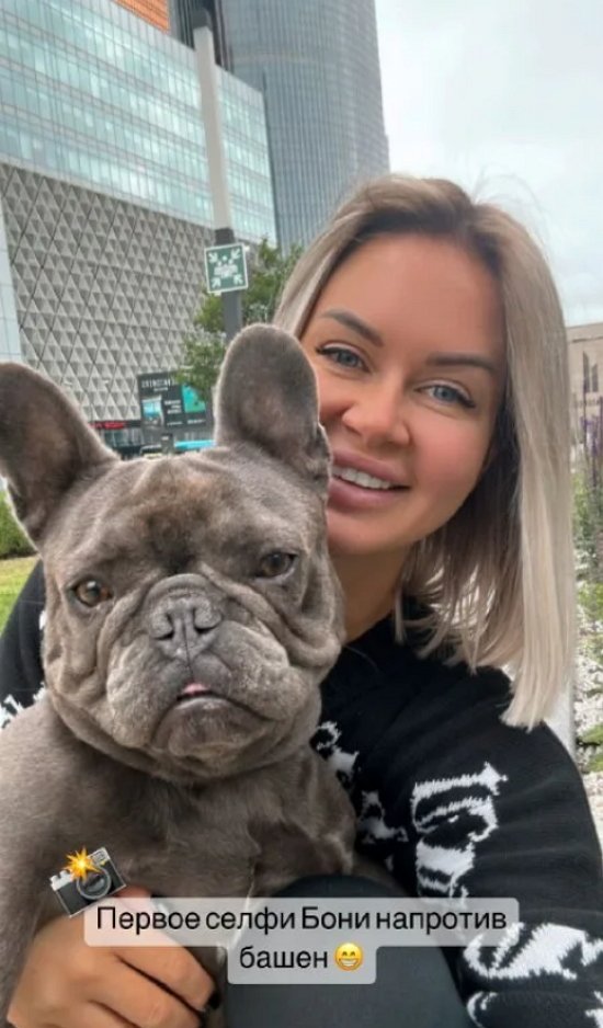 Марина Африкантова принимает цветы от тайного воздыхателя