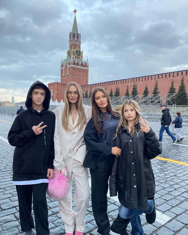 Боня и Водонаева вместе с детьми прогулялись по Красной площади