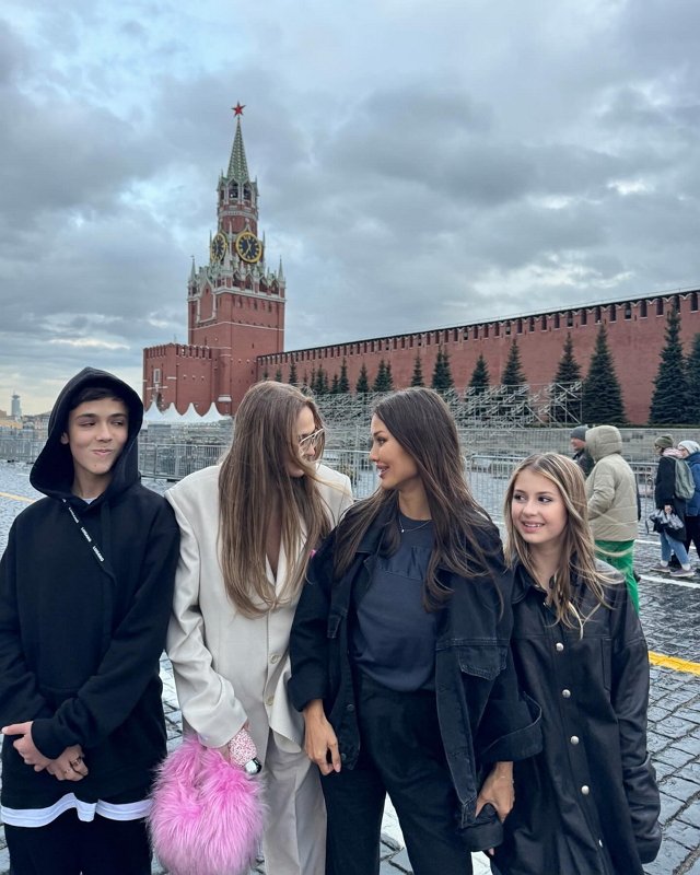 Боня и Водонаева вместе с детьми прогулялись по Красной площади