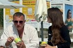Евгения Дорожкина утешает одинокого Илью Яббарова