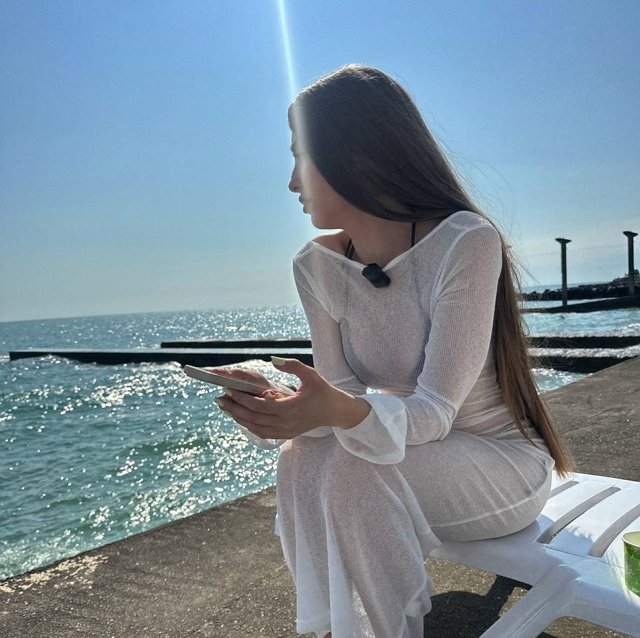 Евгения Дорожкина утешает одинокого Илью Яббарова Евгения Дорожкина утешает одинокого Илью Яббарова