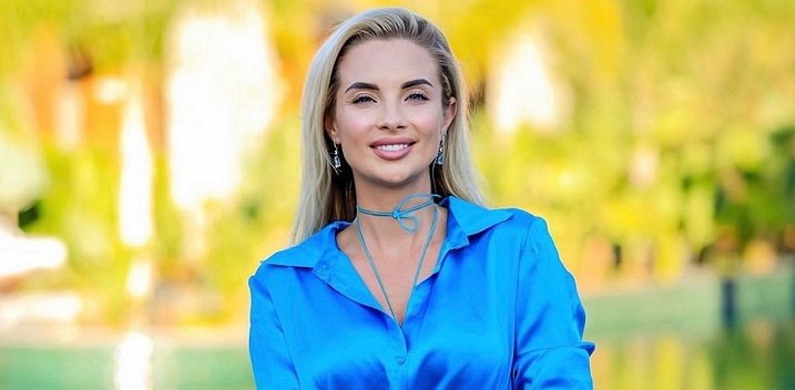 Кристина Черкасова показала свой наряд на окончание школы
