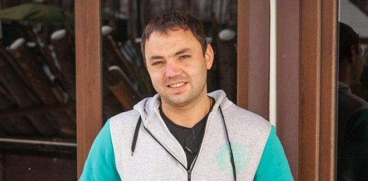 Александр Гобозов приворовывает в одном из сетевых магазинов