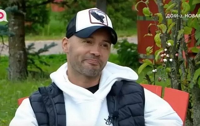 Черкасов прочёл участникам проекта письмо от зрительницы Черкасов прочёл участникам проекта письмо от зрительницы