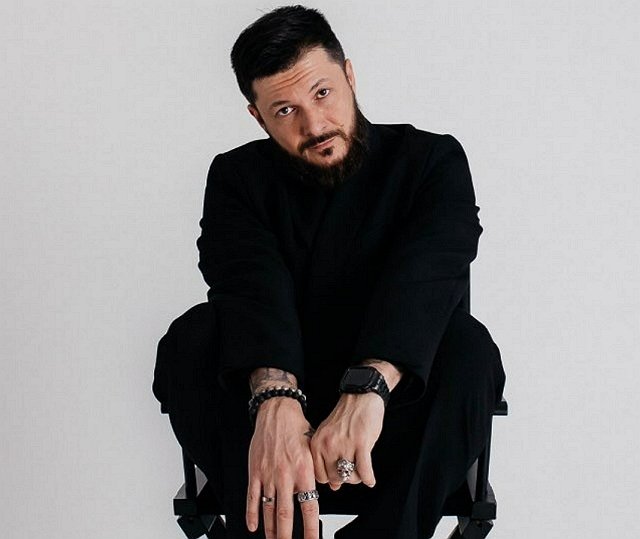 Дмитрий Шишкану соблазняет фанаток экскурсией по поляне