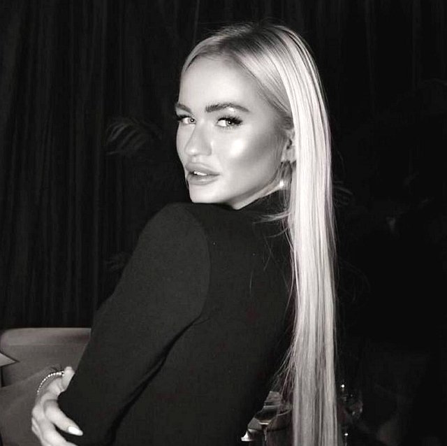 Элина Рахимова радуется подаркам от поклонников