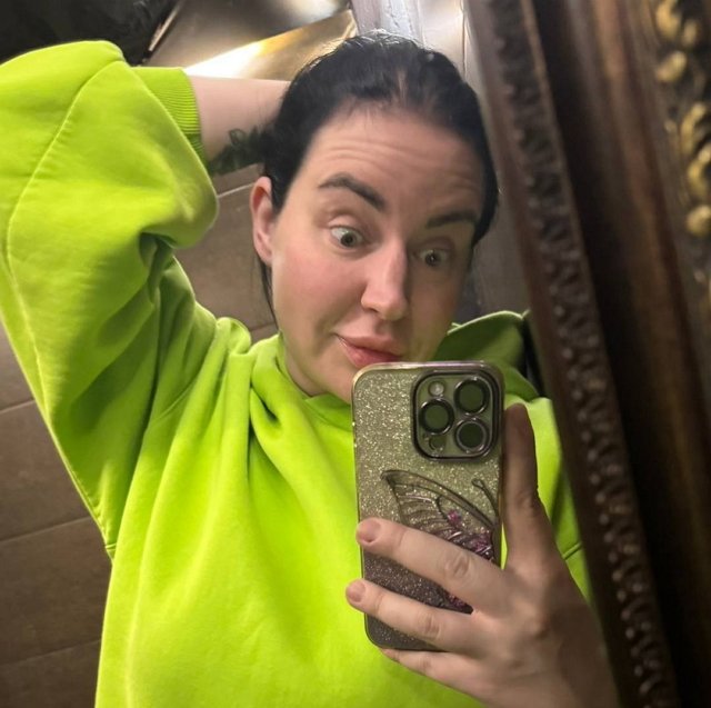 Александра Черно радуется дорогому подарку от знакомой Александра Черно радуется дорогому подарку от знакомой