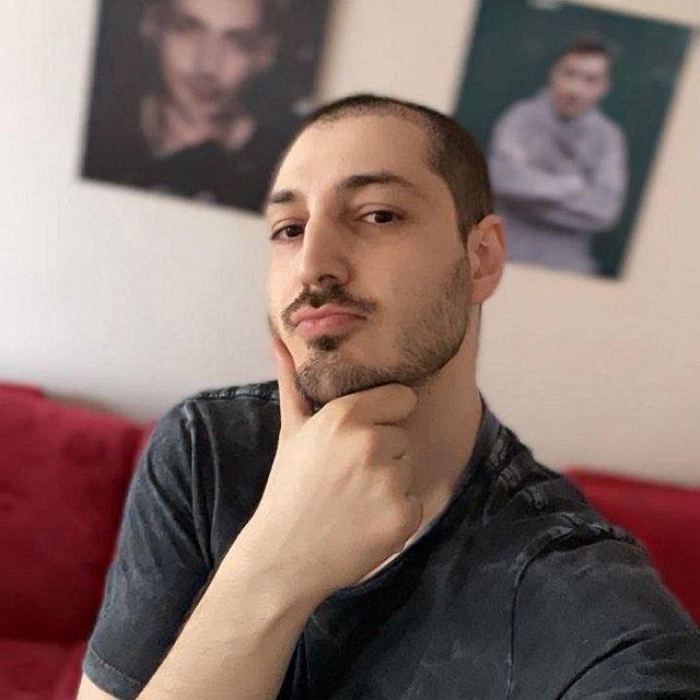 Оганесян шокировал подписчиков, засунув голову в унитаз