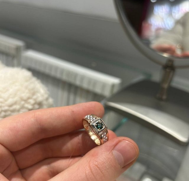 Артём Гавришов оказался большим любителем ювелирки