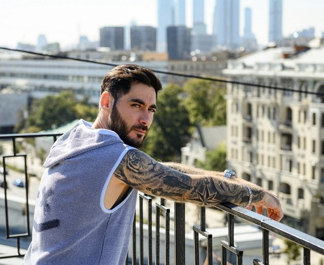 Тигран Салибеков не выдержав позора и сбежал с лобного места