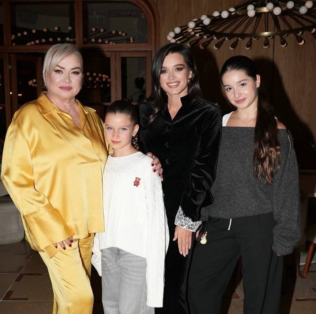 Мама Ксении Бородиной в ужасе от подарка для Теоны