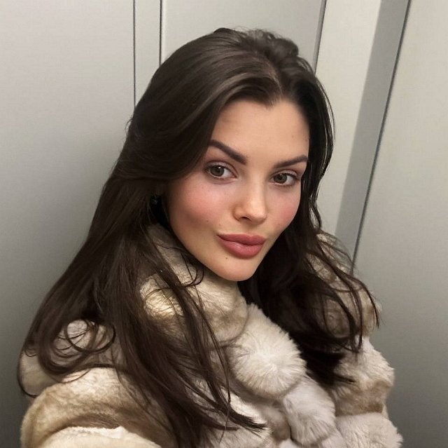 Евстропов отправился в путешествие с новой избранницей