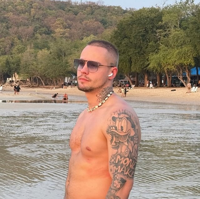 Максим Колесников нашёл утешение в объятиях новой девушки