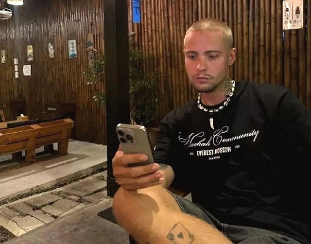 Максим Колесников нашёл утешение в объятиях новой девушки