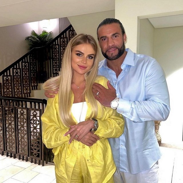 Марина Страхова выяснила, в какой отель переехали её муж и дети