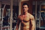 Руднев решил попозировать в трусах в тренажерном зале
