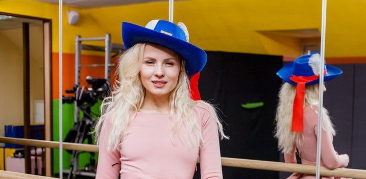 Харитонова показала паспорт, чтобы подтвердить свой возраст